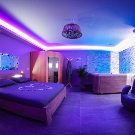 Nuit Vip Spa Sauna Privatif Le Rove Exteriör bild