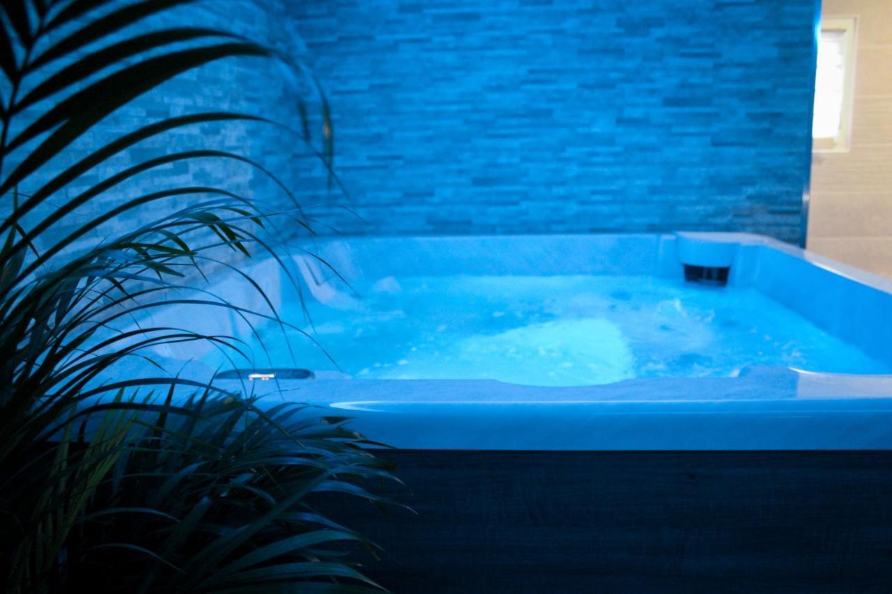 Nuit Vip Spa Sauna Privatif Le Rove Exteriör bild
